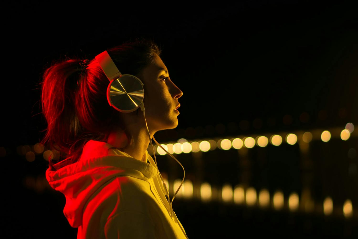 sony horetelefoner min Kvinna med hörlurar